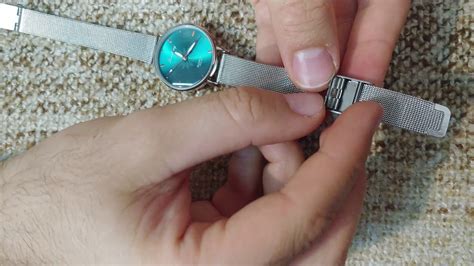 how to adjust wrist watch.